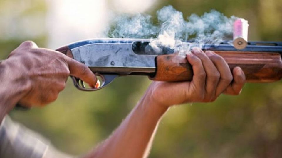 El hombre y el can venían de una cacería cuando accidentalmente su rifle se acción con la pata del animal