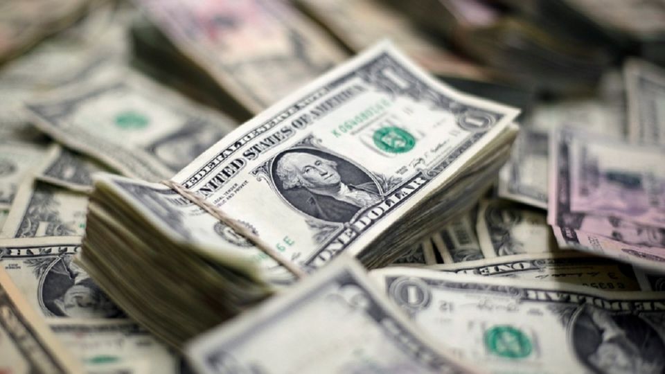 En un arranque inesperado de la jornada, el peso mexicano cayó estrepitosamente ante el dólar