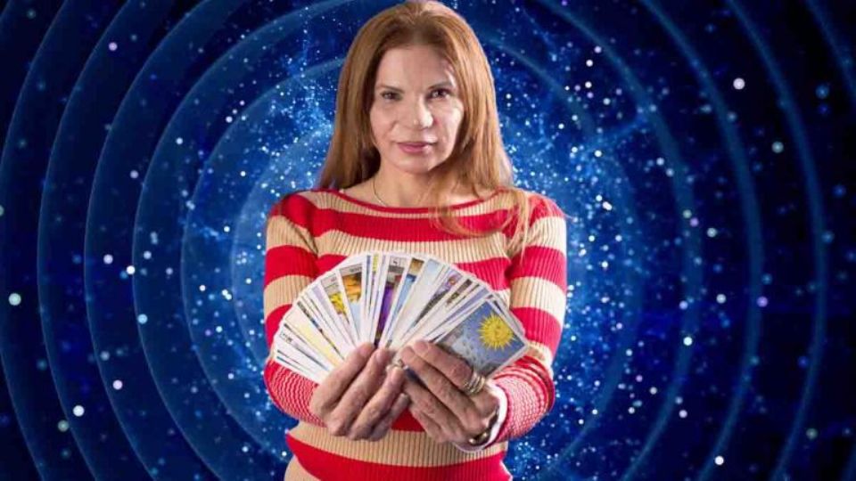 Las cartas anuncias grandes cambios para los elementos zodiacales de las estrellas, con las visiones de la pitonisa mayor.