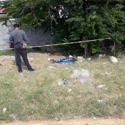 Reportan un hombre muerto en el estacionamiento de un centro comercial