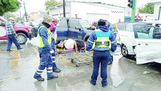 Se pasa en rojo, choca y queda mujer herida