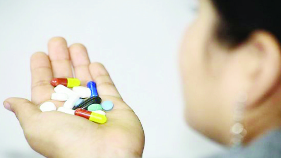 ¡Alto! Automedicarse puede traer consecuencias graves, pues esconde los síntomas de las enfermedades.