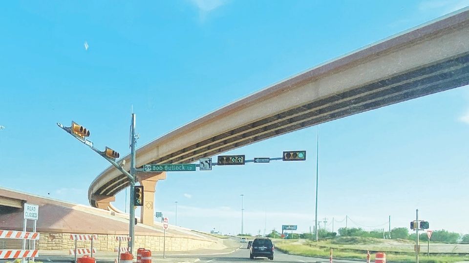 Este domingo TxDoT trabajará en los caminos laterales o paralelos a los lados este y oeste de la carretera interestatal 35, dentro de Laredo, en las millas 8 y 9, se cerrarán algunos carriles para colocación de señalamientos.