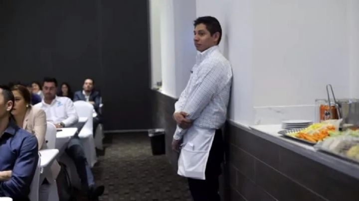 Mesero responde a Carlos Muñoz “Tomé el curso gratis, me pagaron, y todavía me dio propina”