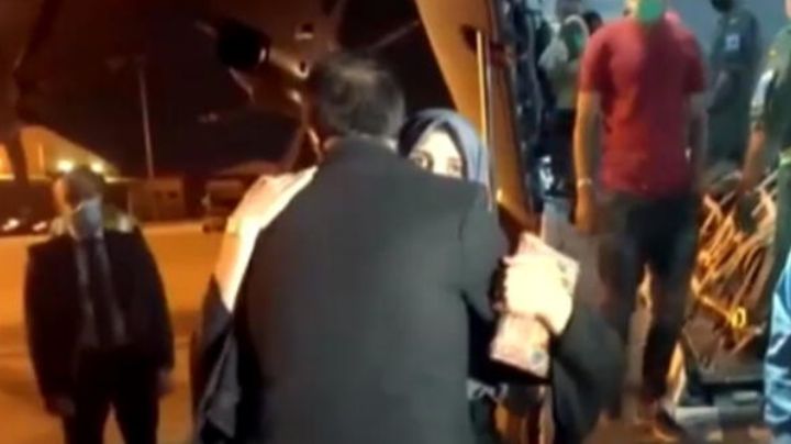 Reencuentro emotivo: Hombre encuentra a su hija extraviada en aeropuerto de Kabul