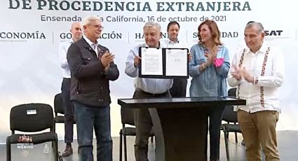 Firma AMLO decreto para regularizar autos ‘chocolate’