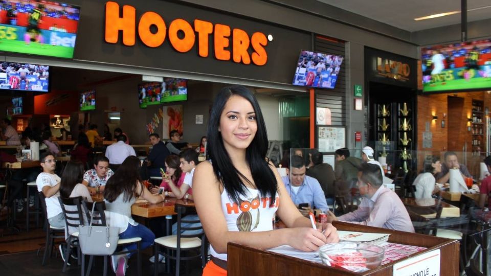 En redes sociales, empleadas de la cadena de restaurantes se quejan de la indumentaria que parece ropa interior