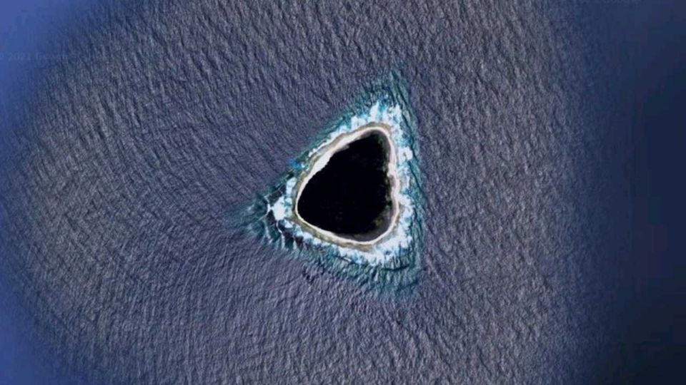 La isla mostraba un verdadero contraste entre el azul del mar y pa zona negra en su centro