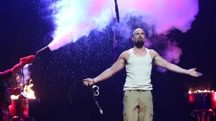 FUERTE VIDEO: Ilusionista es aplastado por dos autos en llamas tras fallar su truco