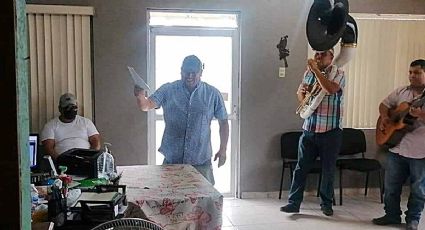 Ciudad Acuña: Hombre llega con banda norteña al Registro Civil para firmar su divorcio