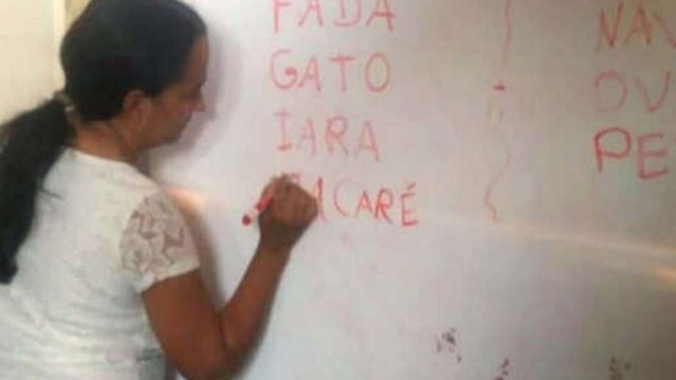 La mujer menciona que muchos de los niños no contaban con los medios necesarios para continuar con su educación en línea