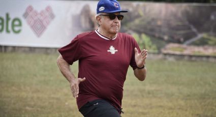 (Video) AMLO utiliza su tiempo libre para jugar Beisbol, sufre un desgarre mientras juega