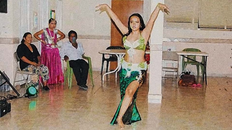 La maestra Elizabeth Hervert presentó un vistoso cuadro dancístico.