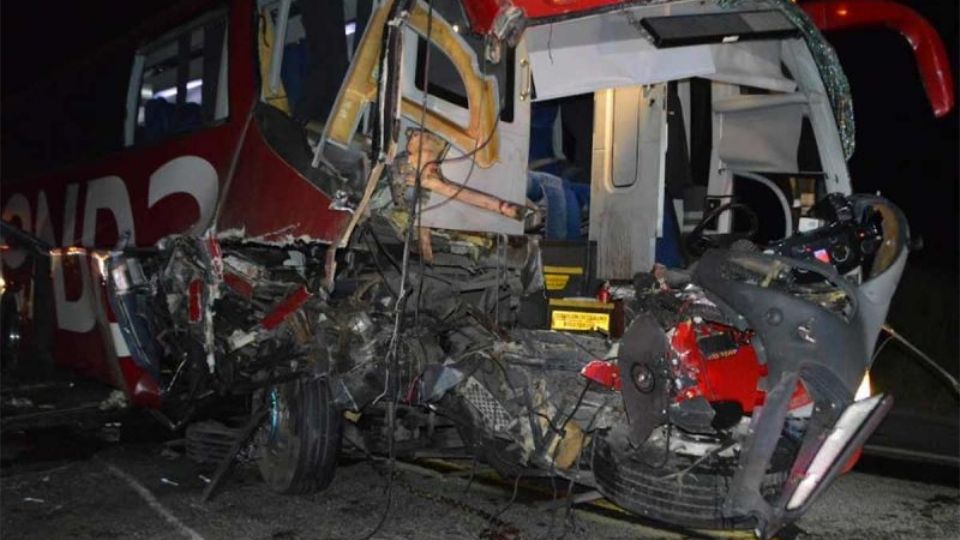 La parte delantera del vehículo de transporte de pasajeros quedó completamente destruído