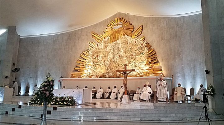 Oficia el Monseñor Andrés Luis García Jasso una misa cantada en la Catedral de Nuevo Laredo
