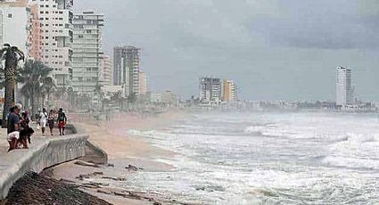 Una larga noche de tormentas antecede la llegada del Huracán Rick a Michoacán