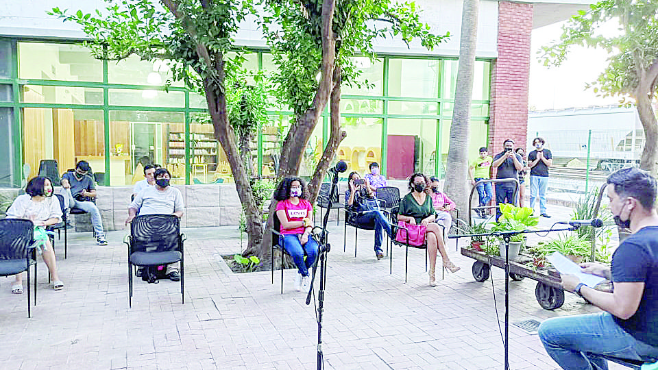 Artistas fronterizos acompañaron a Joel Castañeda para dar lectura a una serie de poemas.