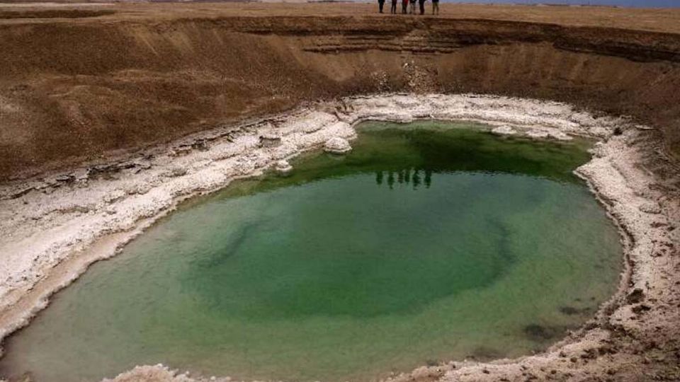 Según expertos, cada año, sus aguas retroceden alrededor de un metro y dejan ver tras de sí un paisaje lunar