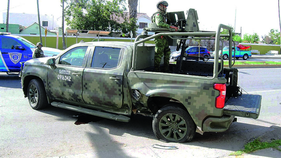 La patrulla militar sufrió el golpe en el costado del lado del chofer.
