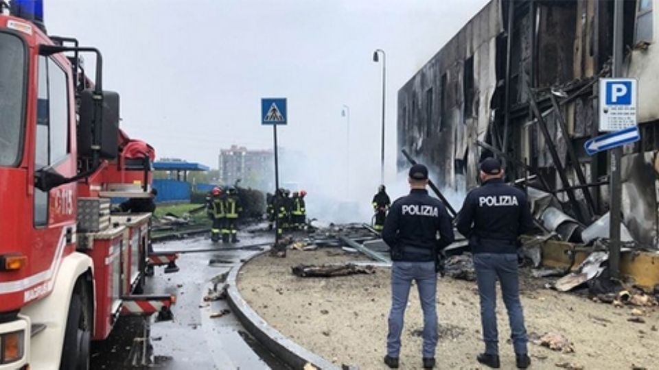 Un avión privado se estrella contra lugar usado como estacionamiento.