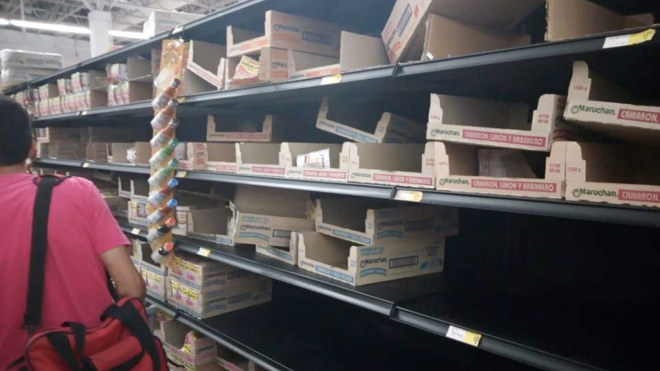 En algunos supermercados del país, los estantes de sopas instantáneas lucen vacíos