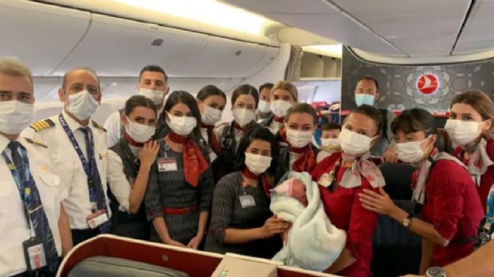Milagro en pleno vuelo: Mujer da a luz en un avión gracias a un pasajero