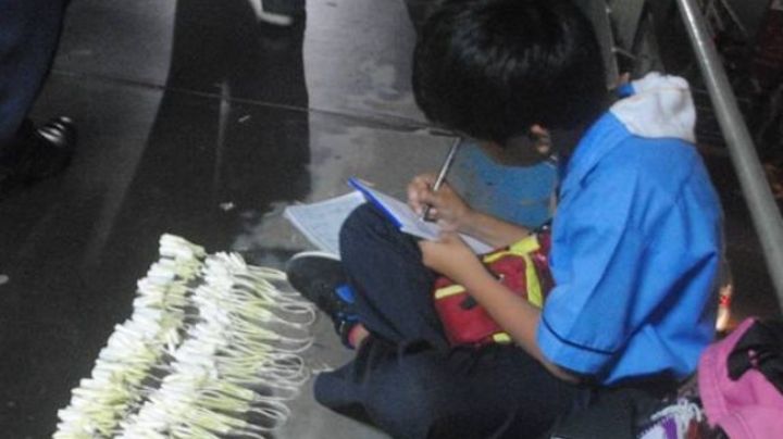 Pequeño estudia en las calles mientras vende flores; quiere ayudar a su familia