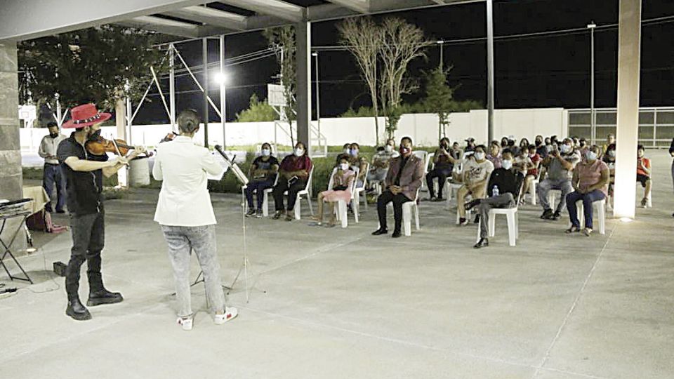 Con un recital musical y una muestra de manualidades, acercan el arte y la cultura a los habitantes de la colonia Reservas Territoriales.