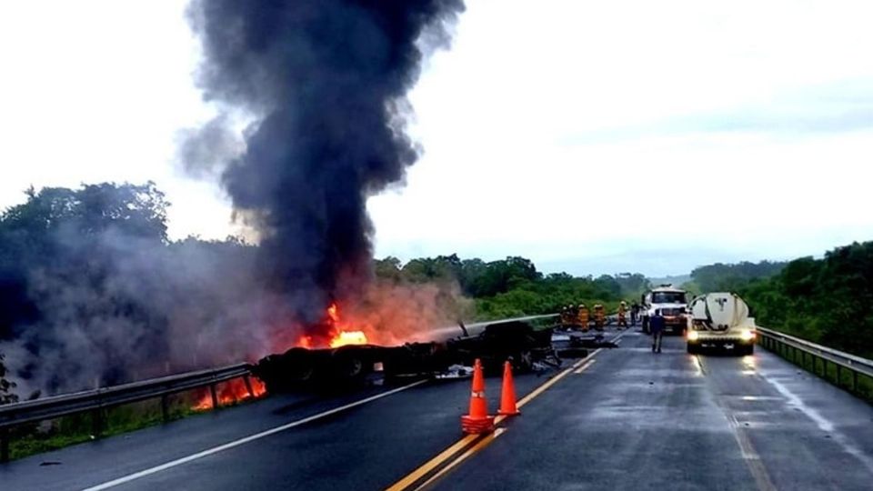 El choque registrado en Tuxpan, Veracruz, provocó el incendio de una pipa cargada con 30 mil litros de diésel