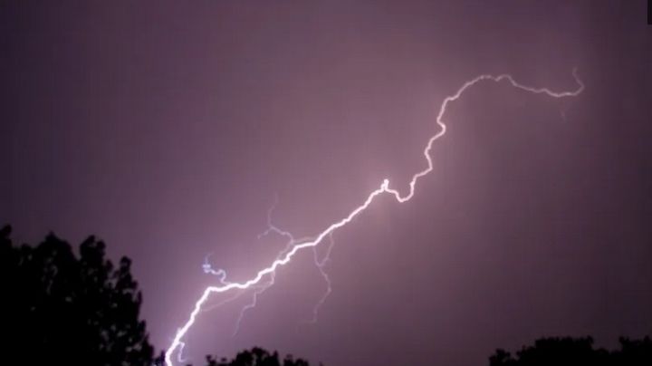 Hidalgo: Rayo impacta a abuelito campesino y muere