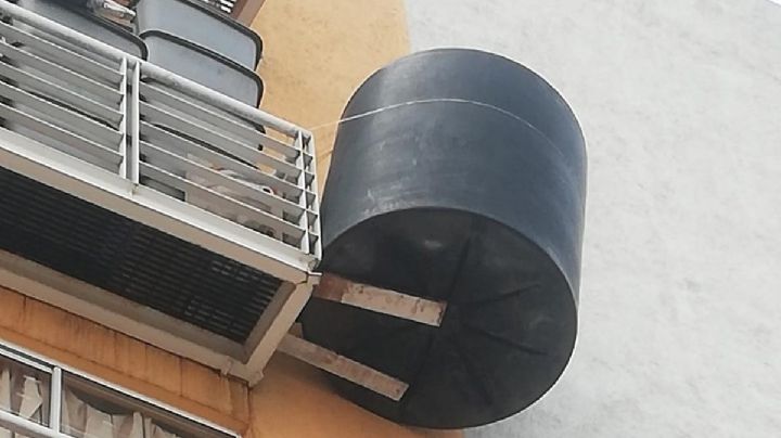 FOTO: Vecinos reportan tinaco amarrado en balcón ¿se va caer?