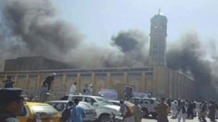 Atentado suicida deja al menos 50 muertos en una mezquita de Afganistán
