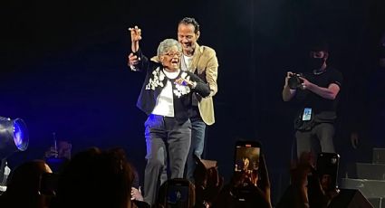 VIDEO: Marc Anthony le cumple sueño a una abuelita ¡Bailan juntos en pleno concierto!