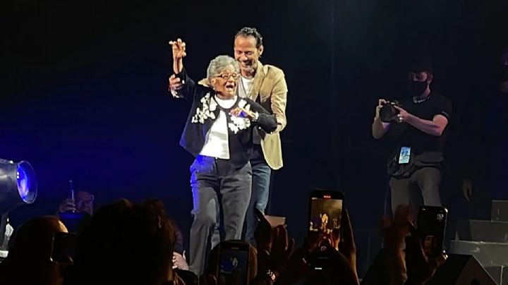VIDEO: Marc Anthony le cumple sueño a una abuelita ¡Bailan juntos en pleno concierto!