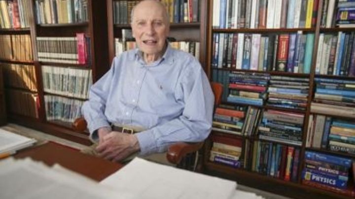 Ni la edad lo detiene: Con 89 años logra su doctorado en Física