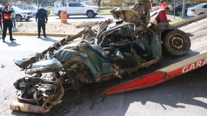 (VIDEO)Encuentran un "Vochito"  atorado dentro de drenaje en Monterrey, estuvo ahí por años.