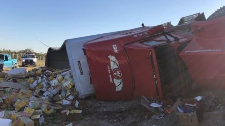 Vuelca en Sabinas trailer con una carga de agua mineral en la Carretera a Laredo