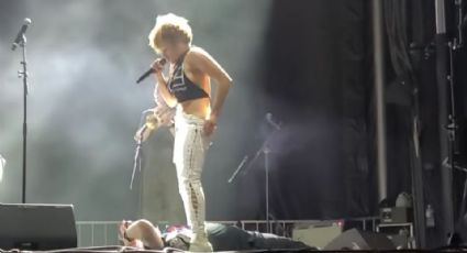 ¡Indignante! Vocalista hace del baño en cara de un fan en pleno concierto