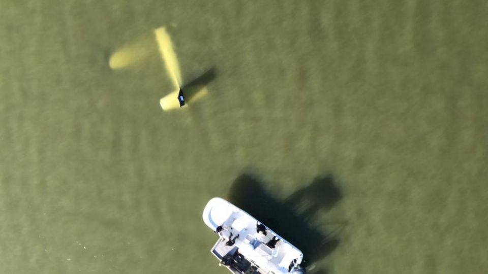 El aparato se hundió en el agua de la bahía Copano y las autoridades la buscaban ayer