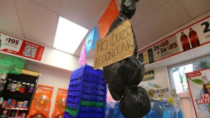 Decoración siniestra: Tienda de conveniencia adorna con un "cuerpo" y causa polémica