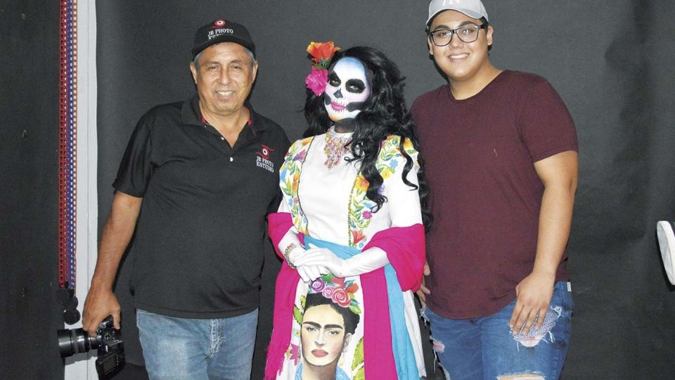 El fotográfo Juan Berriel en la sesión especial de Día de Muertos con Ana Gómez y Alix Mercury