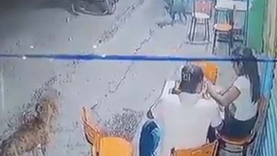 En el video se puede ver el momento en que el novio de la mujer le propina un golpe en la cara