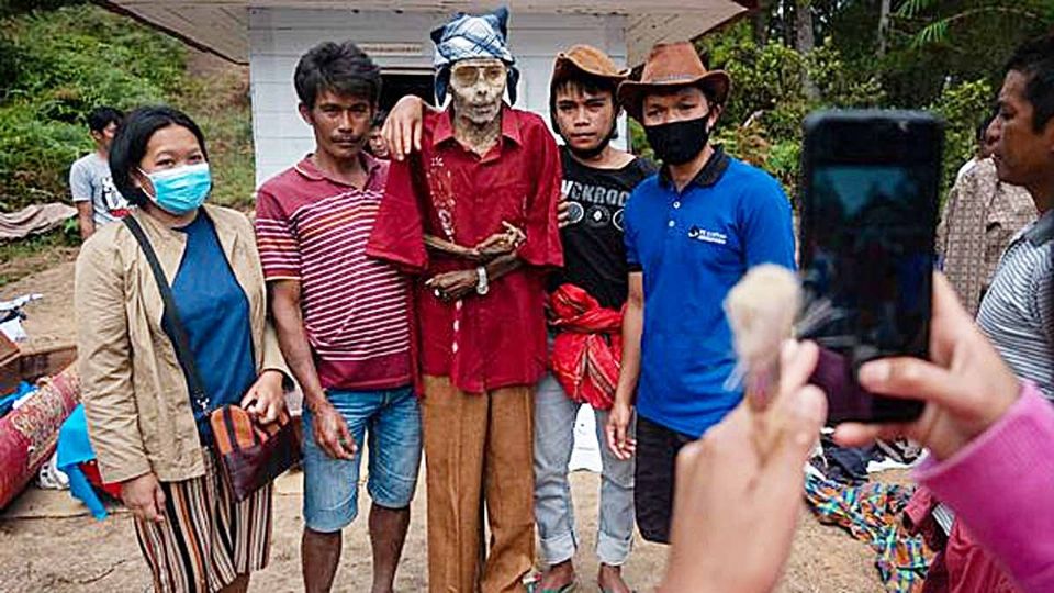 Esta tribu de Indonesia convive con sus muertos como si estuvieran vivos