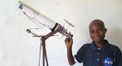 Niño de Senegal fabrica un telescopio con solo alambre y latas de refresco