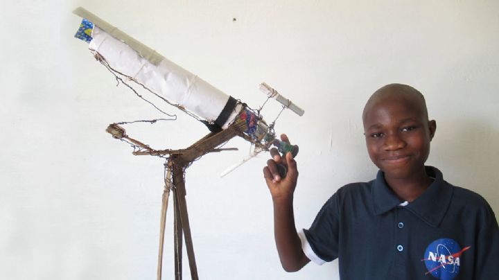 Niño de Senegal fabrica un telescopio con solo alambre y latas de refresco