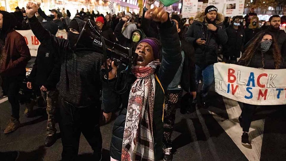 Cientos de miles de manifestantes salieron a las calles de las principales ciudades de EU