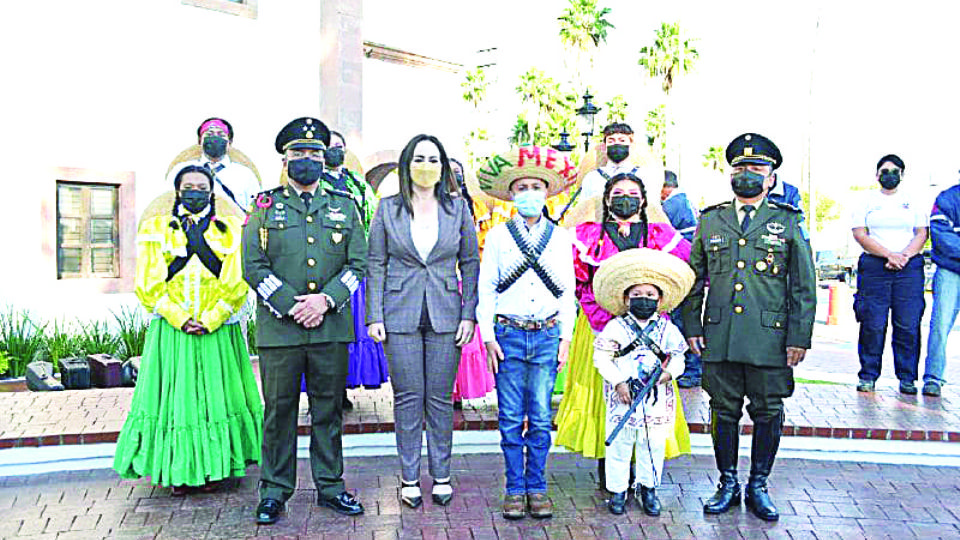 Carmen Lilia Canturosas, alcaldesa junto a autoridades militares y alumnos.