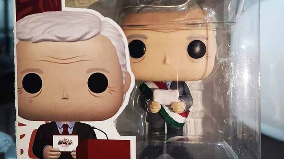 Enloquece a las redes la figurita de López Obrador