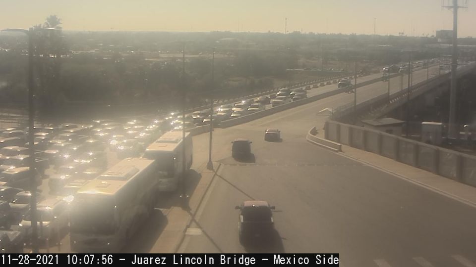 La fila es larga por el Puente II, por el I no hay congestión.