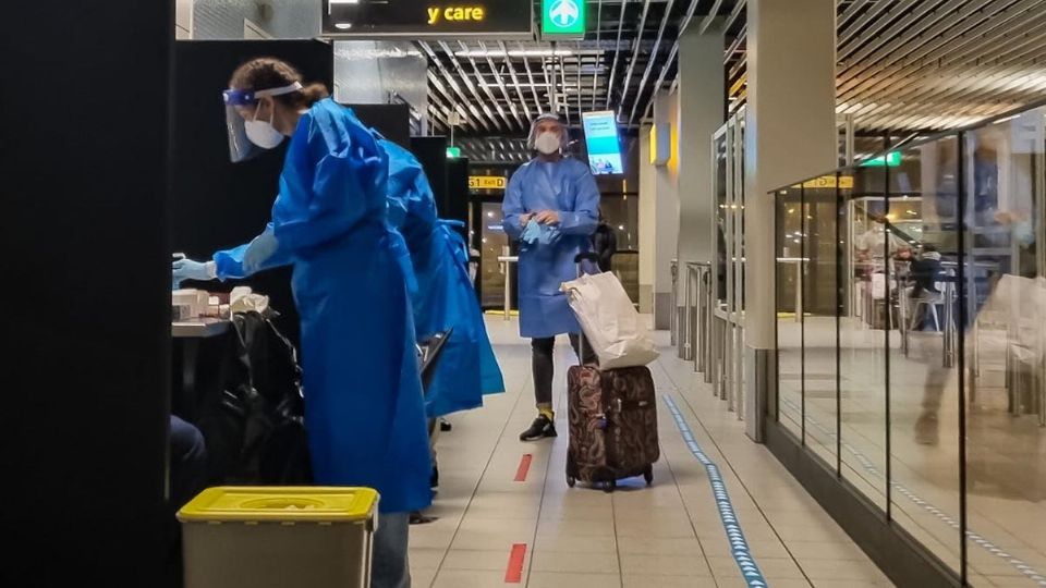 La detención de la pareja se dio en la noche del domingo, en un avión que estaba a punto de despegar en el aeropuerto de Schiphol